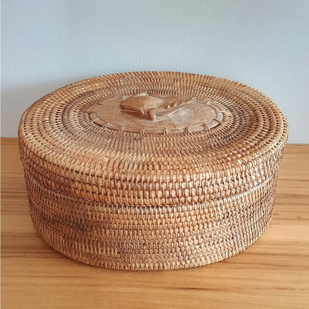 Vintage Woven Oval Rattan Basket W/ Carved Wooden Frog On Lid Indonesian - Picture 3 of 10